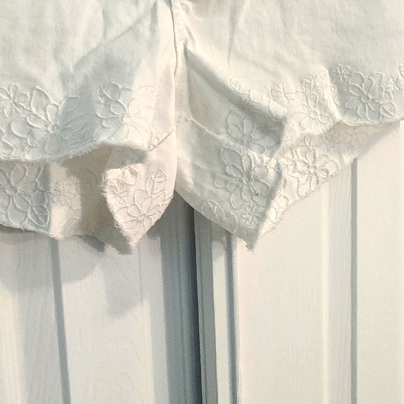 Juniors Decree Size 15 White Cutoff Shorts with Floral Stiching Pre-Owned - Picture 4 of 8